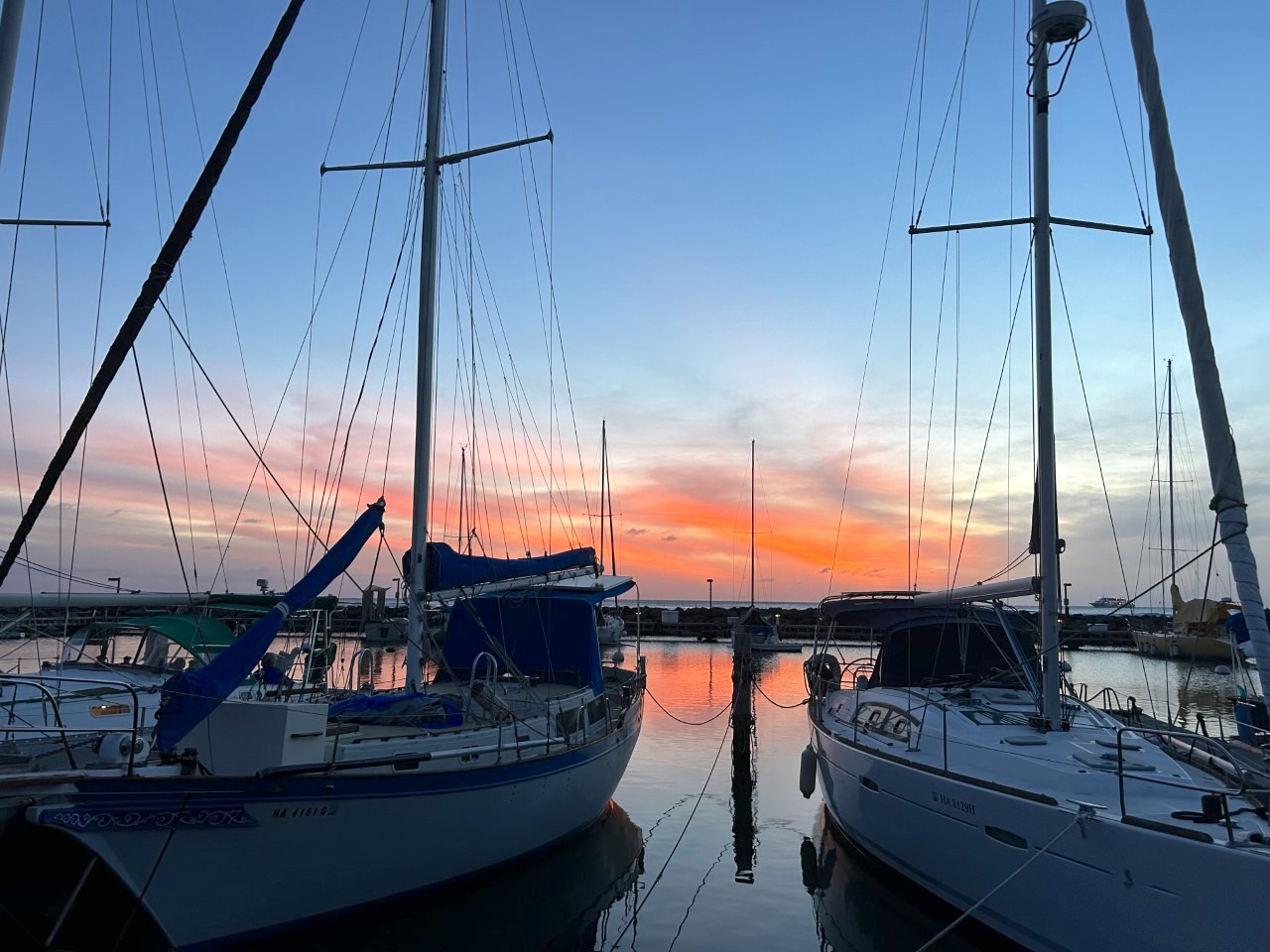 夕陽が沈みハワイの港