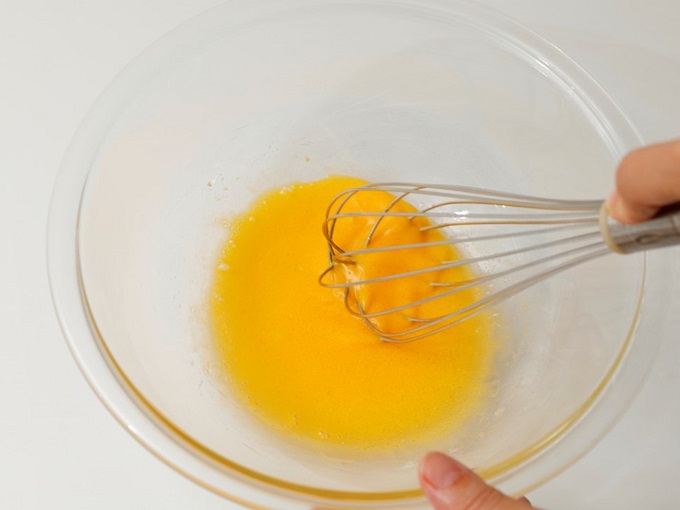 （１）ボウルに卵黄と油、牛乳を入れてよく混ぜる。