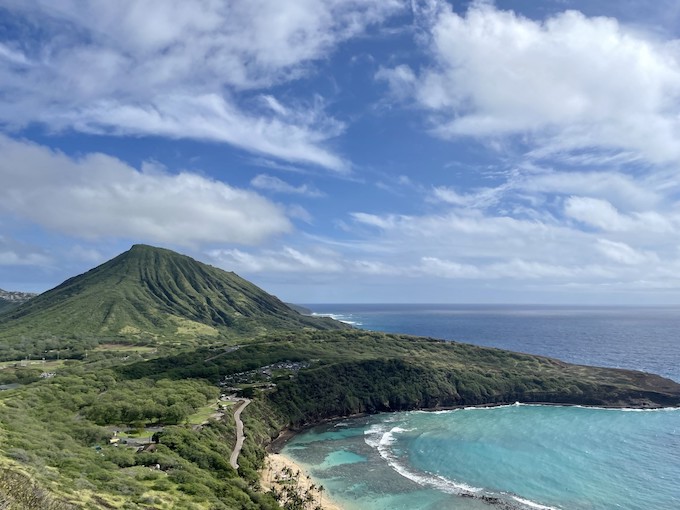 ハワイの大きな山と海