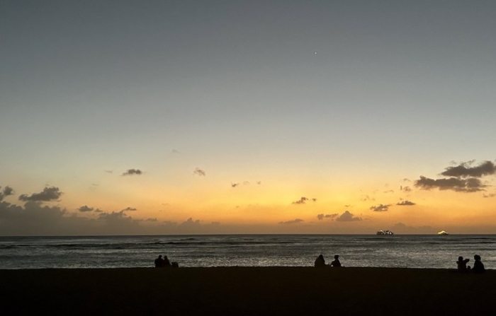 ハワイの夕暮れの海