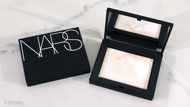 驚きの値段】 nars ライトリフレクティングプリズマティックパウダー