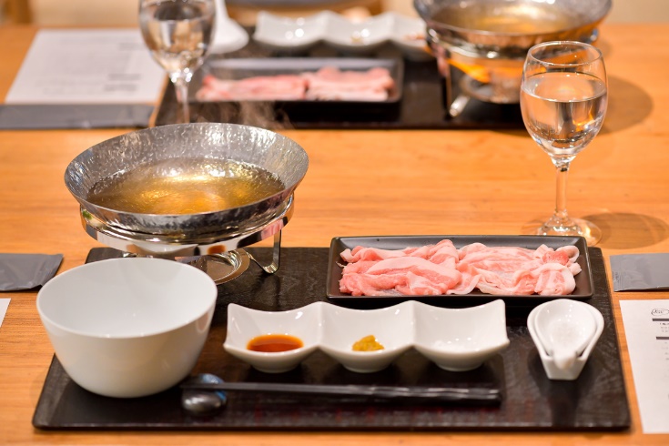 こちらが田村シェフ考案の「香味出汁豚しゃぶ」。豚肉は「鬼の宝ポーク」のロースとバラ肉です。出汁や薬味も各地の一級品が提供されました