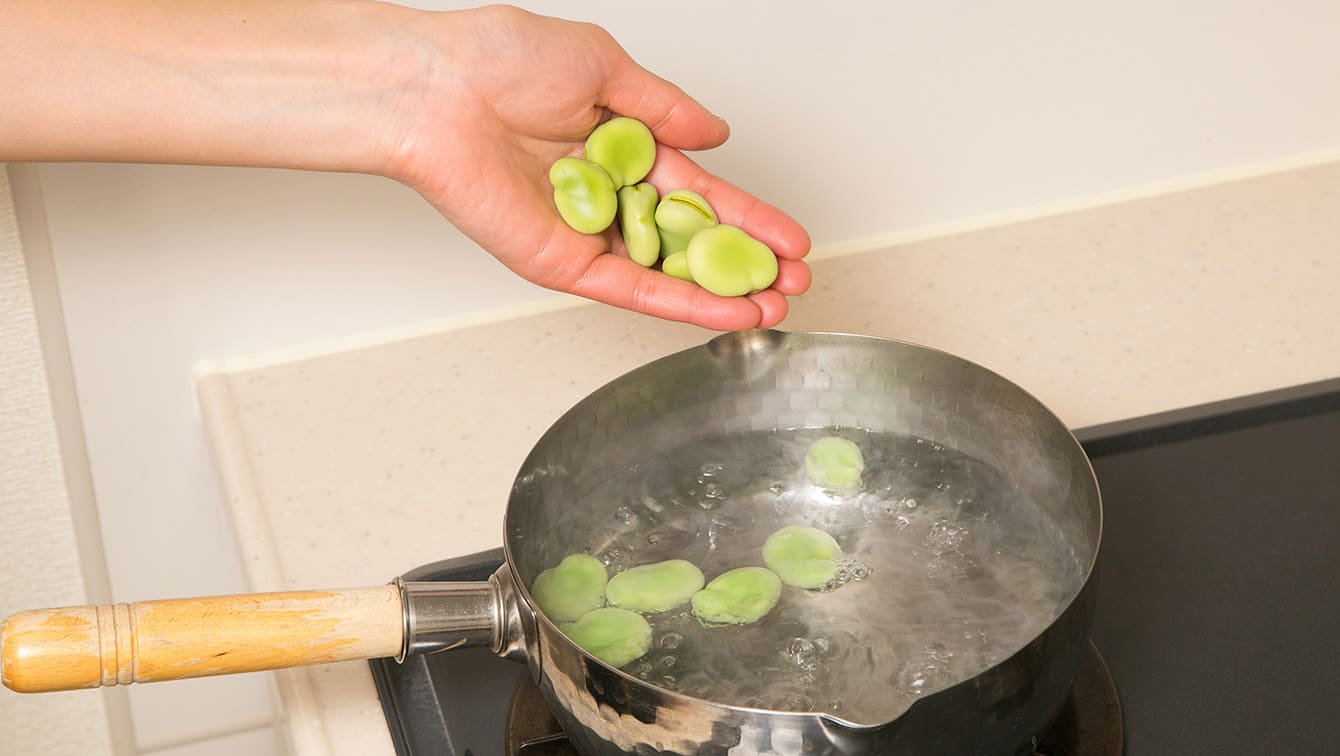 鍋に湯を沸かし、ふつふつと静かに煮立ってきたらそら豆を入れる。豆が膨らみ、鮮やかな緑色になるまで3～5分茹でる。