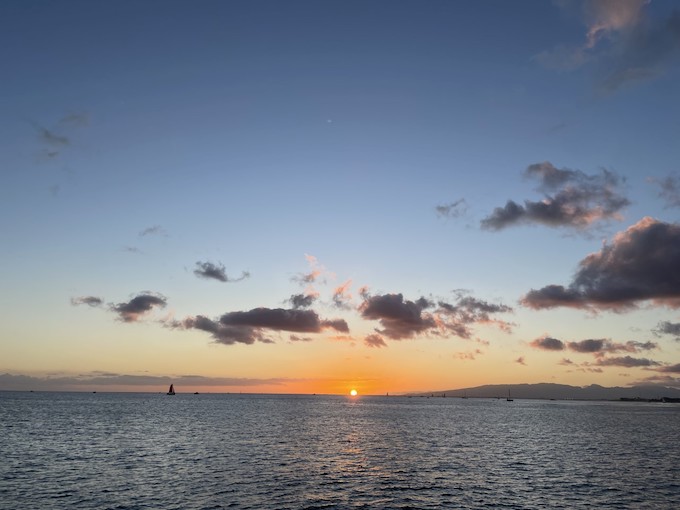 ハワイのきれいな海から見える夕日