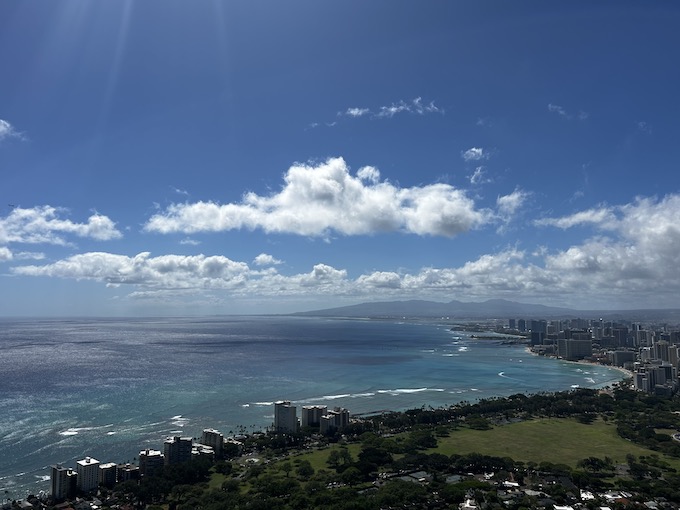 ハワイの街並みと広い海