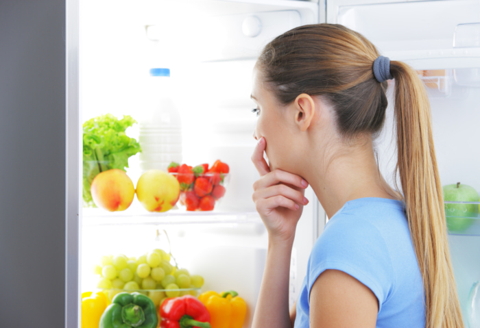 冷蔵庫の食材をチェックする女性
