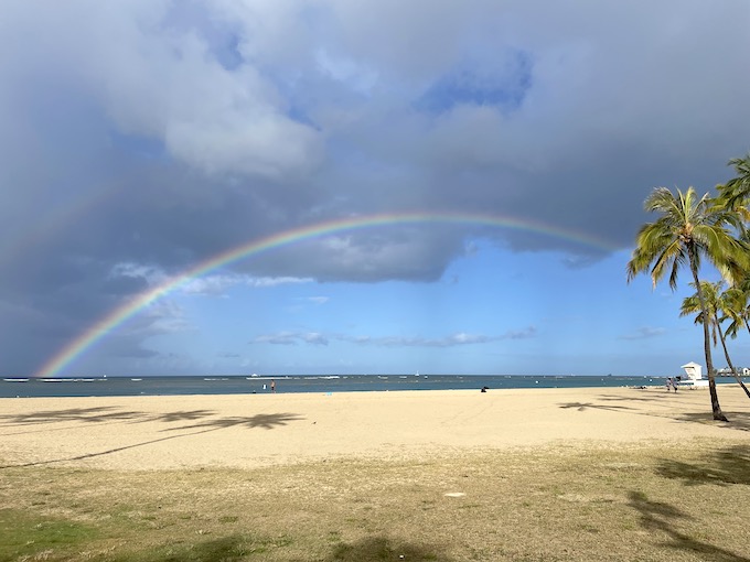 ハワイの海に大きな虹
