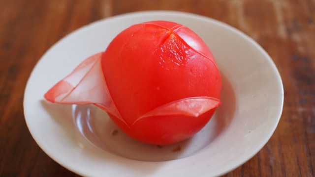 鍋に湯を沸かし（分量外）、トマトを20秒ほど入れる。皮がむけてきたら取り出し、氷水に浸ける。