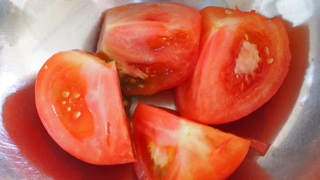 トマトの皮をむき四等分のくし切りにする。