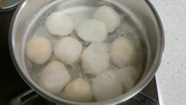 鍋に1と、里芋がひたひたに浸かるくらいの水（分量外）を入れて火にかける。煮立ってきたら弱火にし、8～10分茹でてザルに上げ、水気を切る。