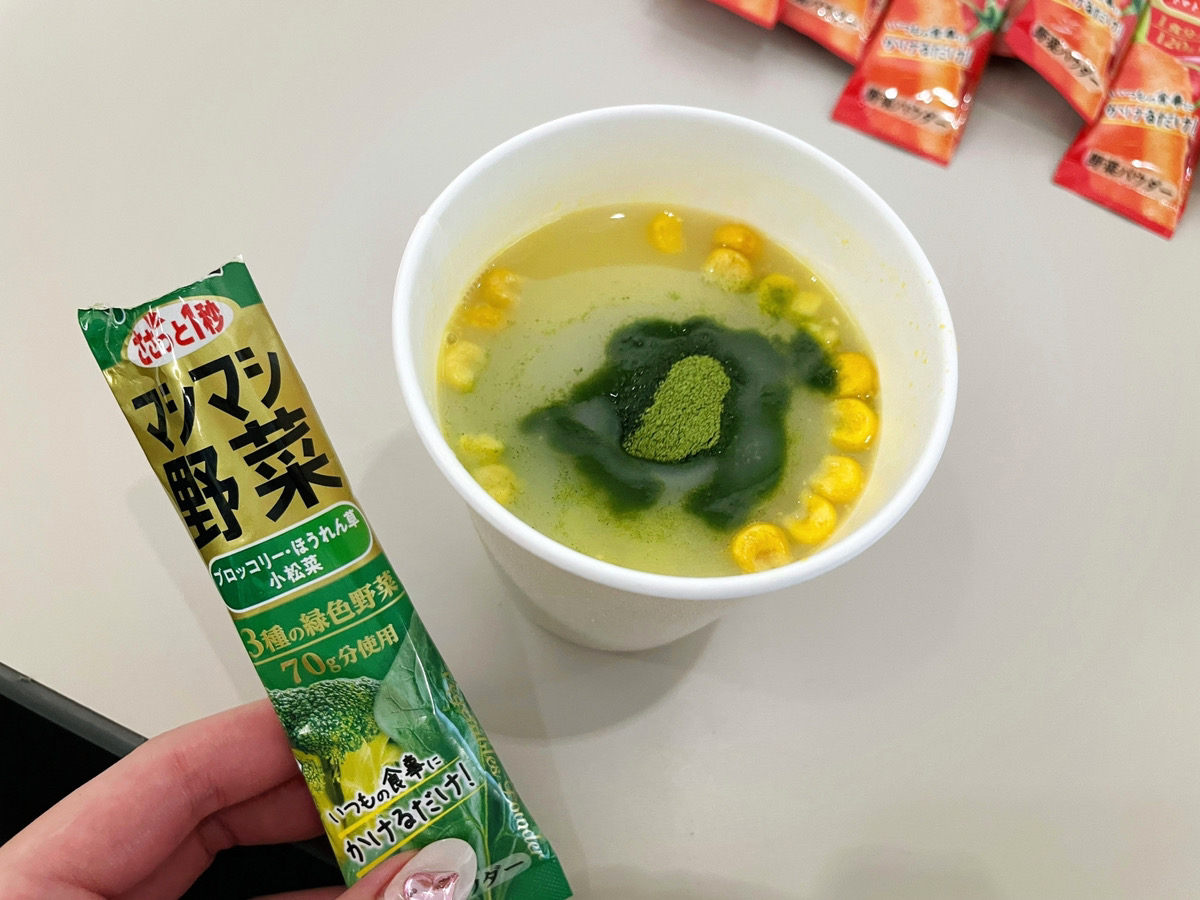 いつもの料理にかけるだけ！ 毎日の野菜不足をささっと１秒で叶える