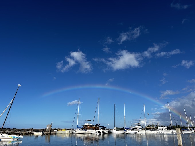 ハワイの船が集まる漁港の空に虹