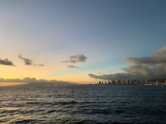 ハワイの海、夕日が照らす空