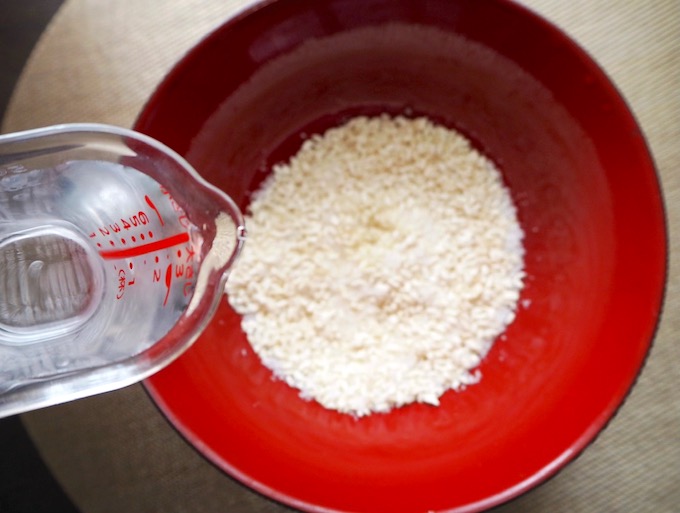 ボウルに米麹と塩、水を入れる