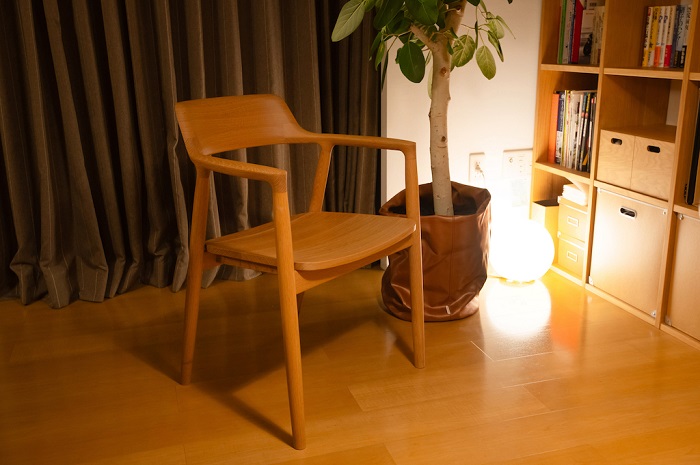 広島県の家具メーカー・マルニ木工のダイニングチェアである『HIROSHIMA』。美しい木目となめらかな木材の触り心地が魅力で、シンプルなデザインが北欧スタイルにも合う。