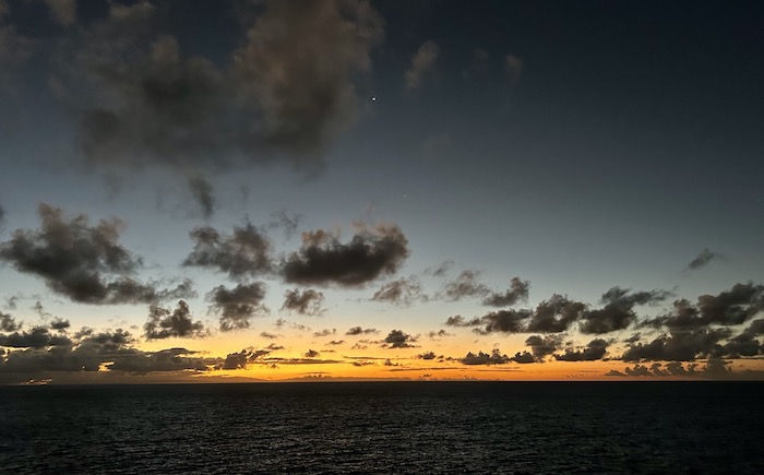 ハワイの夕陽が沈む海