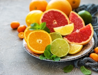 レモン果汁、ライム果汁、すだち果皮、ゆず果皮。いちばんビタミンＣが多いのは？～ダイエットに役立つ栄養クイズ～