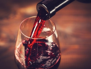 お酒のなかでも赤ワインが頭痛を誘発しやすいのはなぜ？ 海外研究がその原因とメカニズムを指摘