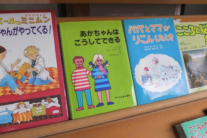『あかちゃんはこうしてできる』は、世界35ヵ国で翻訳出版された代表的な性教育絵本。性教育に関する洋書を北沢さんが日本語訳にして出版。奥にある『パパとママがりこんしたとき』のような子どもの人権を考える本も出版しています。