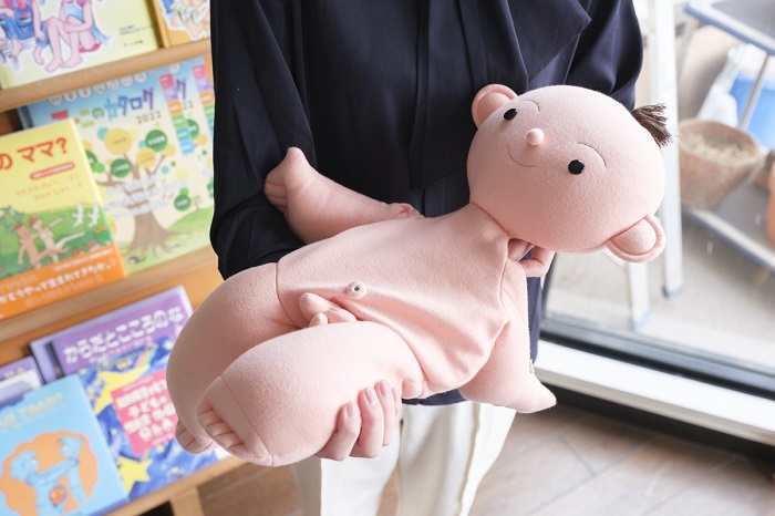 新生児の人形。重さは平均的な約３㎏。抱っこして重さを体感できるようになっています。