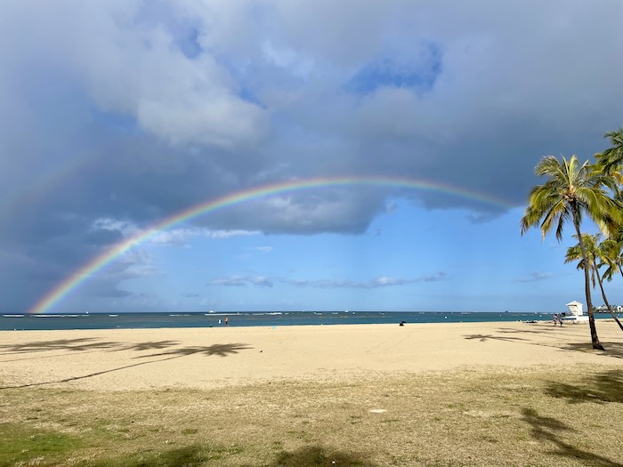 ハワイの海にまたがる大きな虹