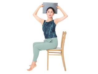 座ったままのエクササイズで姿勢を改善し、体の不調を解消したい！ 美容整体トレーナー、Naoko先生が教える「座ったままストレッチ」
