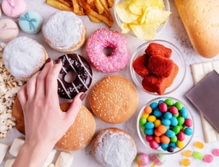 スナック菓子などの「超加工食品」がじつは30以上の健康リスクに関連!? 海外研究が警告