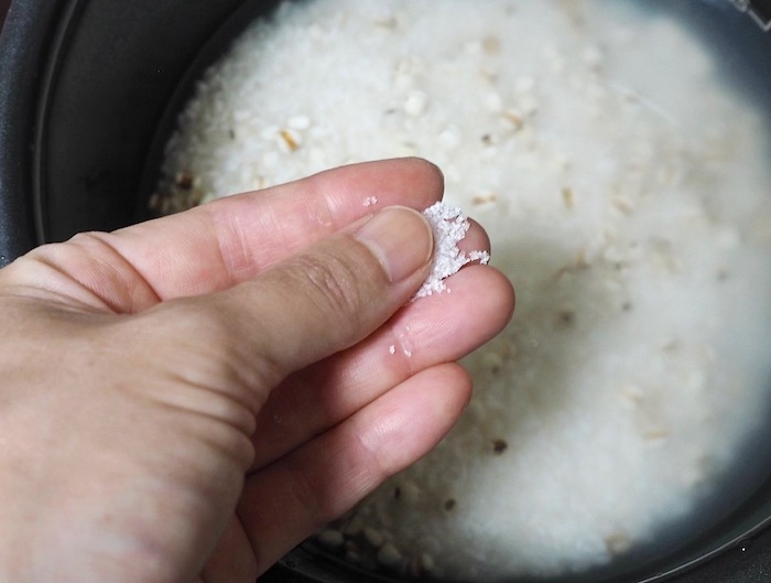 白米をとぎハトムギ、塩を加える