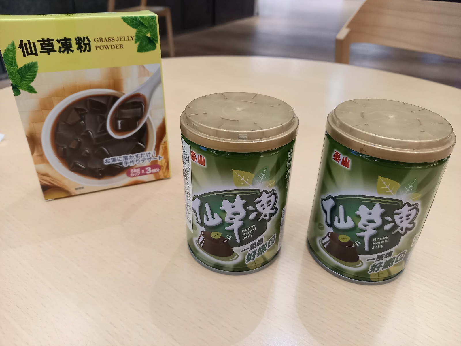 仙草ゼリーの缶と粉末ゼリーの素