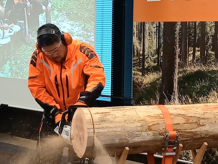 畠山さんの丸太切りデモンストレーション