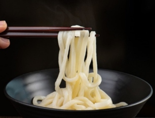 乾麺のうどんを100ｇゆでたら、ゆで上がったうどんは何ｇになる？～ダイエットに役立つ栄養クイズ～