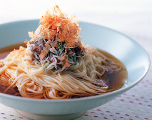 青じそが効果的。暑さを忘れるさわやかさ☆「梅としらすのさっぱりそうめん」