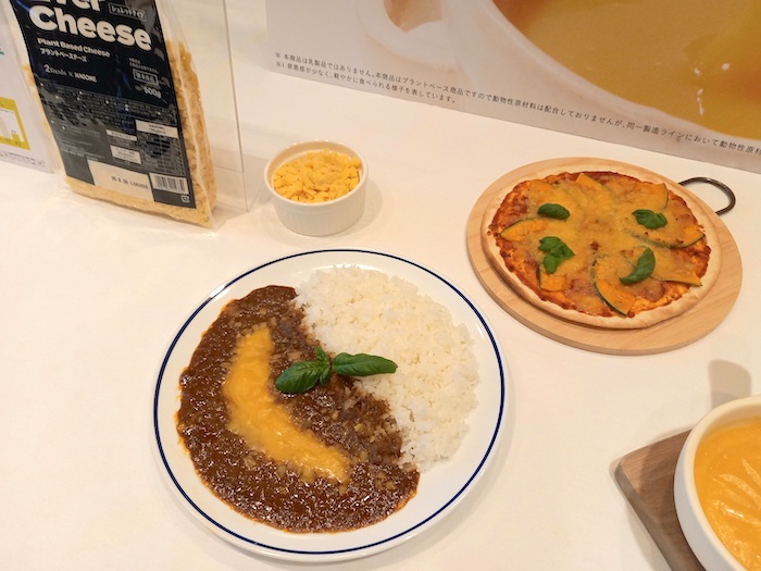 エバチーズをトッピングしたカレーとピザ