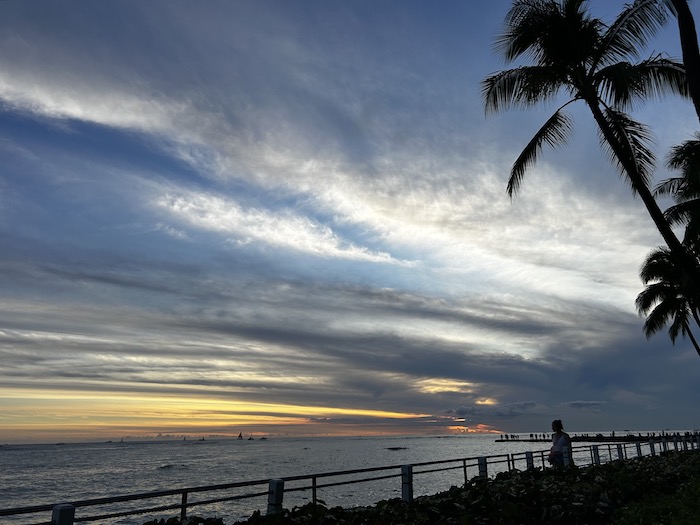 夕陽が落ちる、ハワイの海と青い空