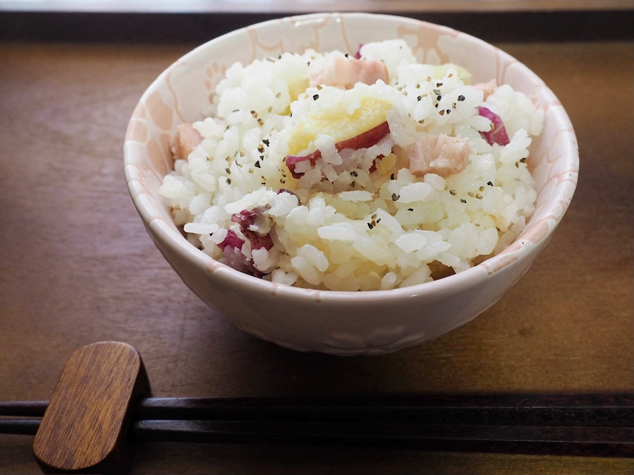 お茶碗によそったさつまいもご飯