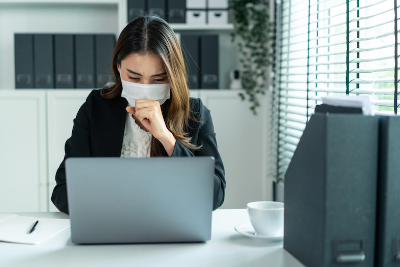 職場でマスクをしながら仕事している女性のイメージ