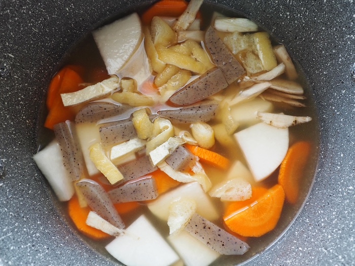 鍋にカットした野菜類と油揚げを入れて中火で熱する