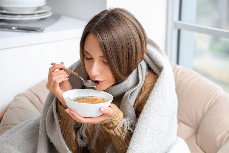 スープを飲んでいる女性