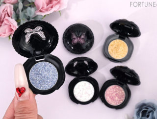 ANNA SUI（アナ スイ）2025年春新作｜輝く偏光ラメ＆パールのグリッターアイシャドウを口コミ