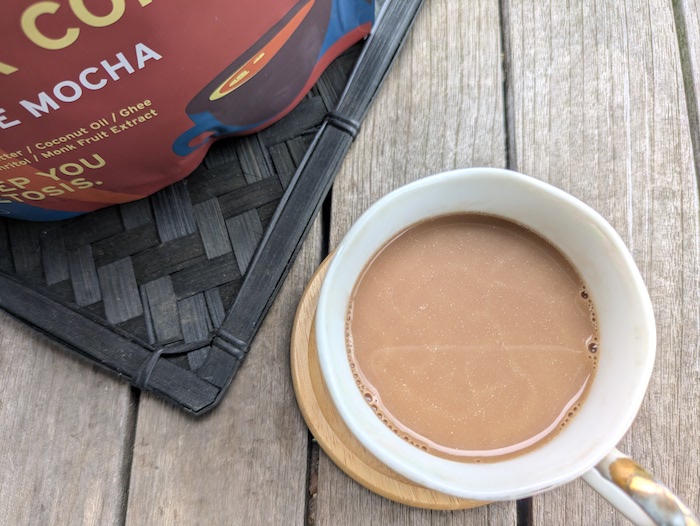 カップに入ったケト バターコーヒー