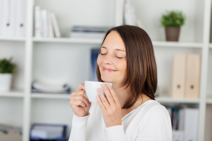 温かいカップを持っている女性のイメージ