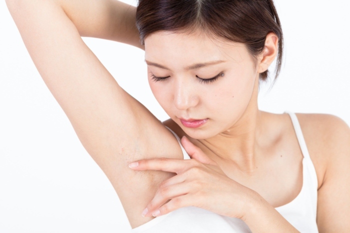 ワキを見ている女性