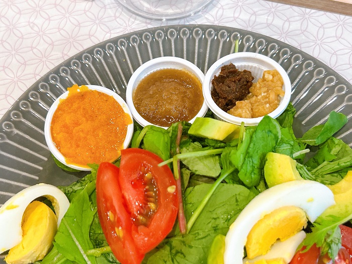 「スーパーオータカ」を活用した味噌やドレッシングの試食