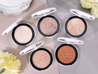 NARS（ナーズ）25年秋新作｜輝きを纏う『ライトリフレクティング ルミナイジングパウダー』を口コミ