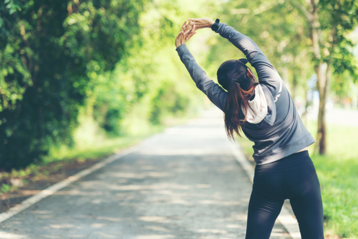 医師に聞いた! 運動で毛穴が変わる!? スキンケアだけじゃない毛穴をきれいに保つ方法 運動を始めようとする女性の後ろ姿