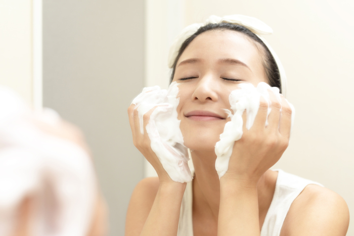 泡で気持ちよさそうに洗顔している女性