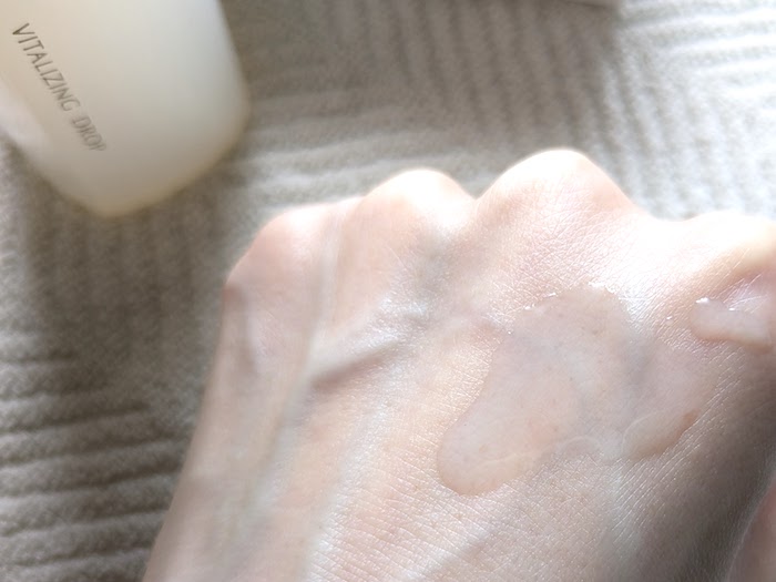 トイロ バイタライジングドロップを手の甲につける