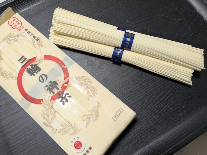 三輪の神糸を袋から出す