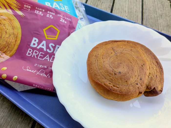 BASE BREAD さつまいもを袋から出す