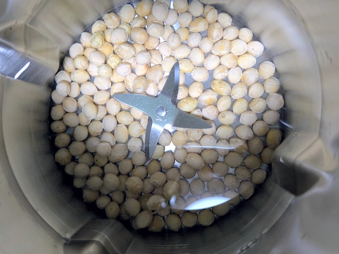 本体に大豆と水を入れる